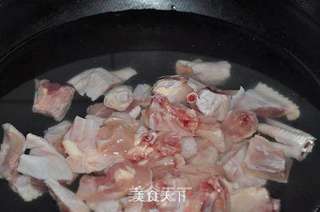 小米椒爆炒小公鸡的做法步骤:2