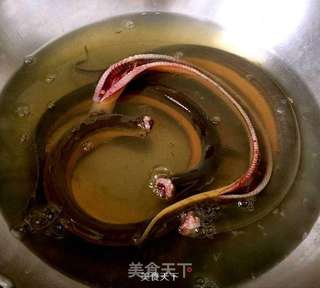 大蒜焖黄鳝段煲-不加一滴水的香浓美味的做法步骤:3