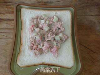 金枪鱼沙拉三明治的做法步骤:7