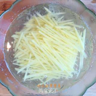 清炒土豆丝(微辣版)的做法步骤:3