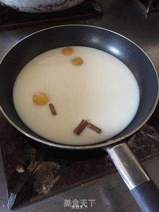 加泰罗尼亚焦糖奶冻Crema catalana
的做法步骤:2