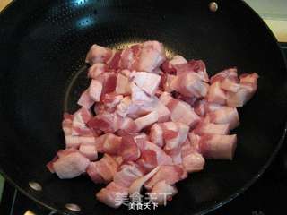 五花肉炖白不老的做法步骤:2
