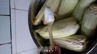 清水煮玉米的做法步骤:2