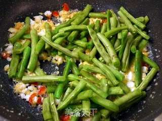 咸蛋干煸四季豆 ☆咸蛋炒蔬 5的做法步骤:6