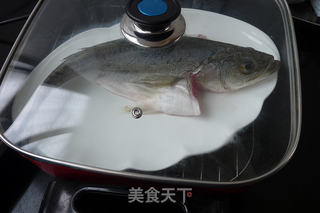 沙姜酱油蒸海鲈的做法步骤:2