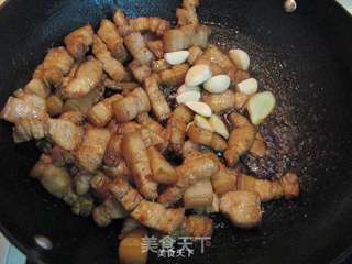 五花肉炖白不老的做法步骤:4