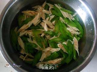 芹菜拌腐竹的做法步骤:7