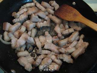 五花肉炖白不老的做法步骤:3