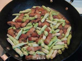 五花肉炖白不老的做法步骤:9