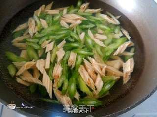 芹菜拌腐竹的做法步骤:6