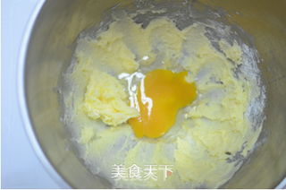 盈太美食俱乐部---风情万种的慕斯杯子蛋糕的做法步骤:2