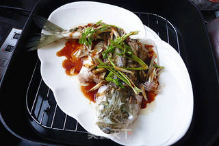 沙姜酱油蒸海鲈的做法步骤:6