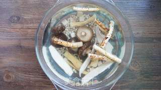淮山茯苓薏米去湿暖胃汤的做法步骤:2