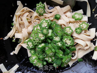 红椒豆皮炒秋葵的做法步骤:5