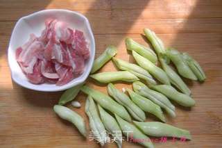 五花肉焖扁豆的做法步骤:2