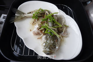 沙姜酱油蒸海鲈的做法步骤:5