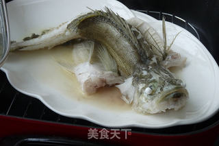 沙姜酱油蒸海鲈的做法步骤:3