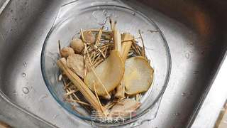 白茅根竹蔗葛根糖水的做法步骤:3