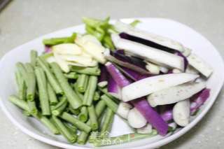 夏日餐桌上最家常的茄子炒豇豆的做法步骤:2