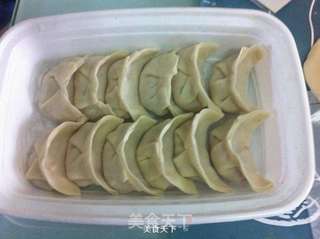 蛋皮三鲜锅贴的做法步骤:10