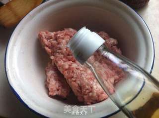蛋皮三鲜锅贴的做法步骤:2