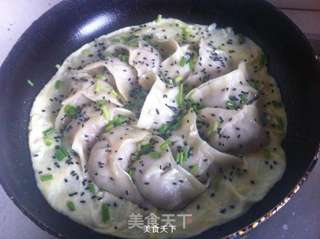 蛋皮三鲜锅贴的做法步骤:16