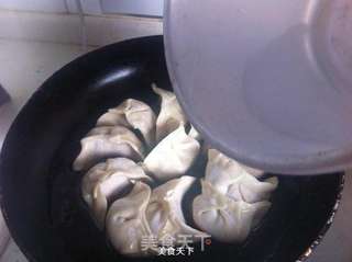 蛋皮三鲜锅贴的做法步骤:13