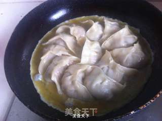 蛋皮三鲜锅贴的做法步骤:14