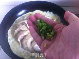 蛋皮三鲜锅贴的做法步骤:15