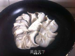 蛋皮三鲜锅贴的做法步骤:12