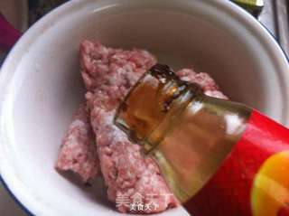 蛋皮三鲜锅贴的做法步骤:4