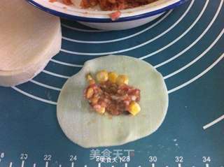 蛋皮三鲜锅贴的做法步骤:9