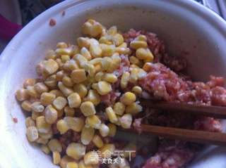 蛋皮三鲜锅贴的做法步骤:6