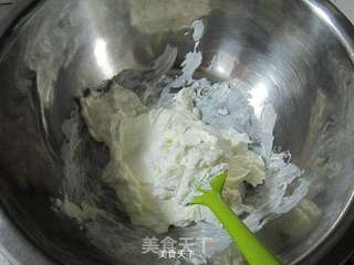 在家轻松制作蓝莓轻乳酪蛋糕的做法步骤:2