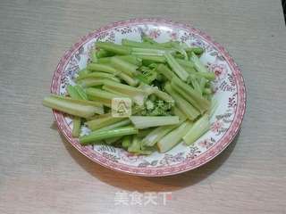 腊肠炒芹菜的做法步骤：2