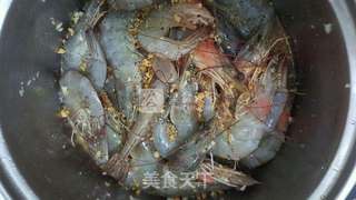 蒜香鱼露铁板虾的做法步骤:2