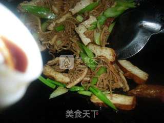 芹菜香干炒牛百叶的做法步骤：5