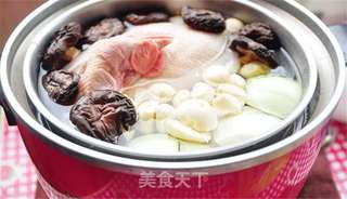 蒜头香菇鸡汤的做法步骤:2
