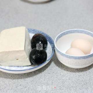 炎夏中的至鲜美味-----双蛋蒸豆腐的做法步骤：1