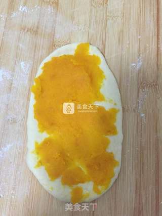 蛋黄南瓜泥花朵面包的做法步骤:7