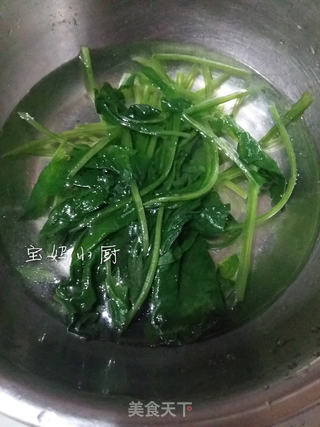 菠菜烫稀饭的做法步骤：1