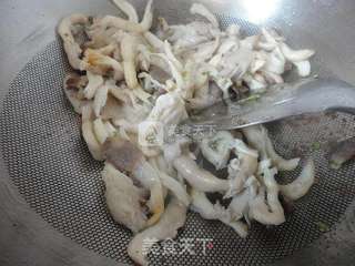 蘑菇尖椒炒肉的做法步骤:8