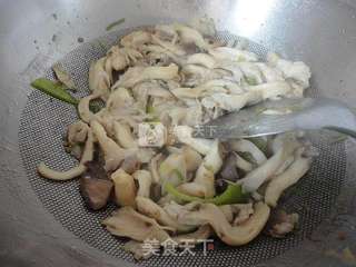 蘑菇尖椒炒肉的做法步骤:10