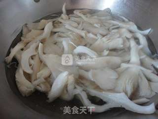 蘑菇尖椒炒肉的做法步骤:4