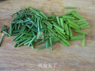 韭菜苔炒鸡蛋的做法步骤:2