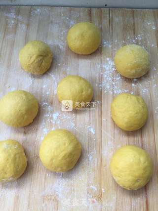 蛋黄南瓜泥花朵面包的做法步骤:5