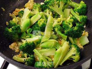 咸蛋炒青花椰 ☆咸蛋炒蔬7的做法步骤:5