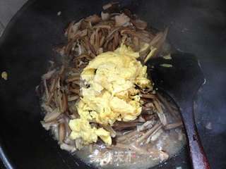 菌可以简单的吃---鸡枞菇炒鸡蛋的做法步骤:7