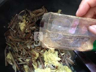 菌可以简单的吃---鸡枞菇炒鸡蛋的做法步骤:9