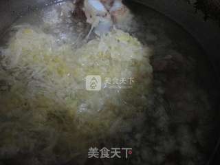 大骨头炖酸菜的做法步骤:7